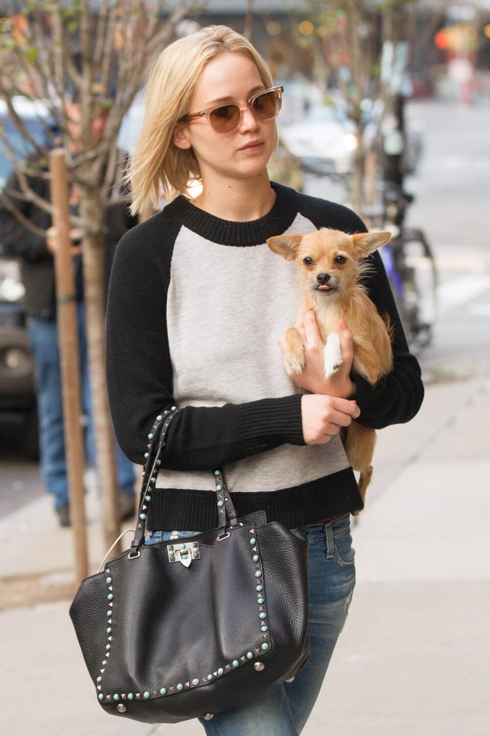 Dženifer Lorens sa kucom Pipi u Njujorku 2015. godine