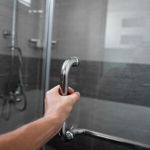 Trik od 30 sekundi posle kog je staklo tuš-kabine kao novo! Kad probate ovaj metod, više nikad nećete čistiti drugačije