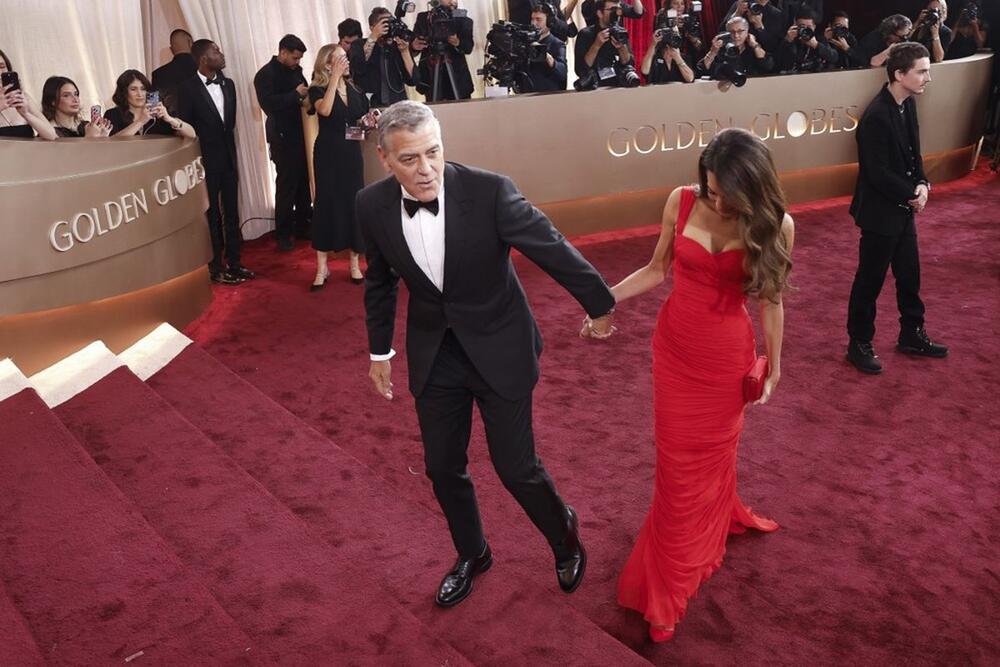 <p>Glumcu Džordžu Kluniju izmakla je nagrada za najboljeg muškog glumca na sinoćnoj dodeli Zlatnih globusa, ali ga to nije sprečilo da zajedno sa suprugom Amal zablista na crvenom tepihu donevši duh starog Holivuda.</p>