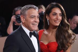 Glamur starog Holivuda na njen način: Amal Kluni očarala u crvenoj Balmain haljini na dodeli Zlatnih globusa