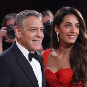 Glamur starog Holivuda na njen način: Amal Kluni očarala u crvenoj Balmain haljini na dodeli Zlatnih globusa