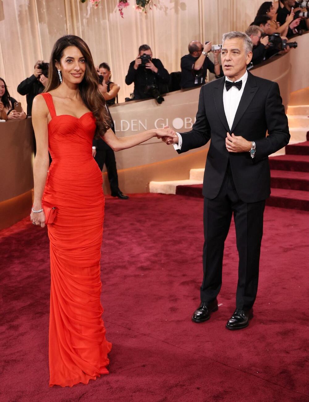 <p>Glumcu Džordžu Kluniju izmakla je nagrada za najboljeg muškog glumca na sinoćnoj dodeli Zlatnih globusa, ali ga to nije sprečilo da zajedno sa suprugom Amal zablista na crvenom tepihu donevši duh starog Holivuda.</p>