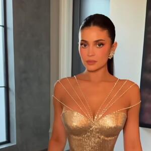 Kajli Džener u stilu boginje očarala Holivud! Za posebno veče svog dečka, čuvala je &ndash; magiju u boji ZLATA