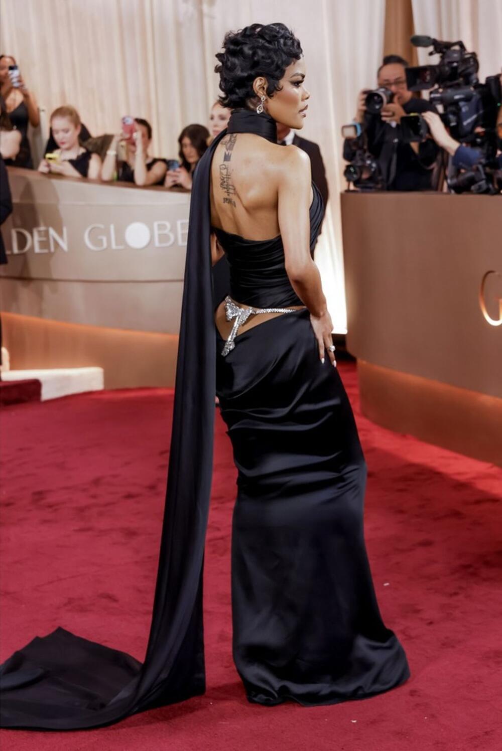 <p>Glumica Tejana Tejlor zna kako da privuče pažnju. Dobitnica Zlatnog globusa sinoć je bila verovatno najbolje obučena dama, a crna haljina sa interesantnim iznenađenjem je doprinela sveukupnom odličnom utisku.</p>