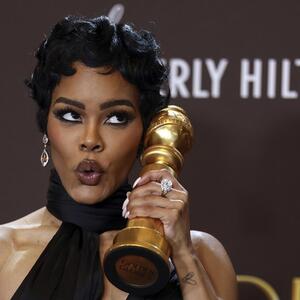 Kad se okrenula, usledio je ŠOK: Najbolje odevena dama na dodeli Zlatnih globusa atraktivnom pojavom uzburkala Holivud