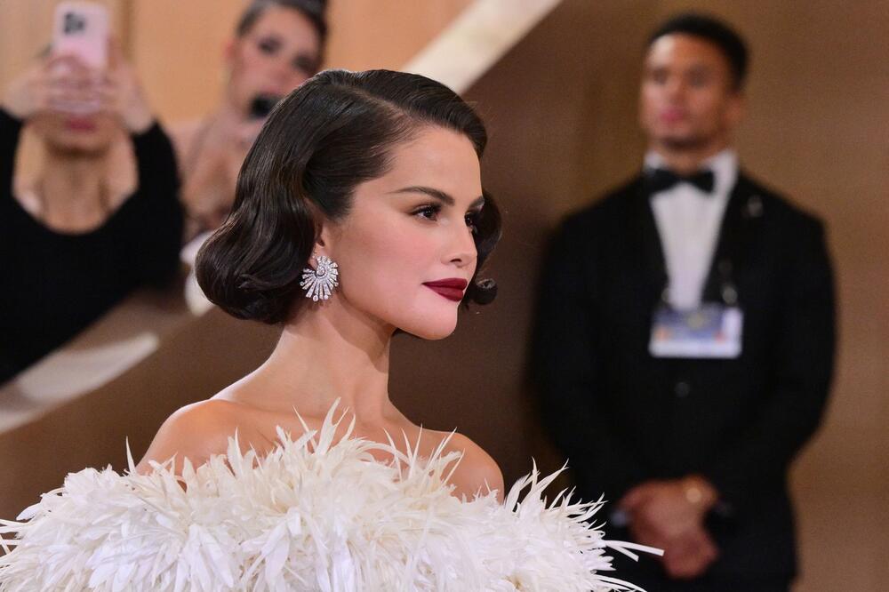 Selena Gomez na crvenom tepihu na dodeli Zlatnih globusa 2026.