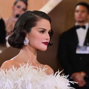 Šivena je 323 sata, a detalj na leđima je čini magičnom! Ovo je haljina o kojoj se najviše priča posle Zlatnih globusa