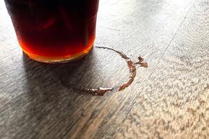 Kako očistiti tragove od čaša na drvenim površinama? Potrebna su vam 2 sastojka i skoro nimalo truda da sto bude kao nov