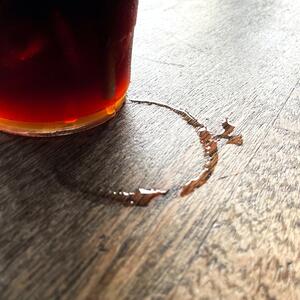 Kako očistiti tragove od čaša na drvenim površinama? Potrebna su vam 2 sastojka i skoro nimalo truda da sto bude kao nov