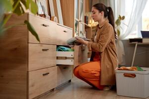 Stižu vam iznenadni gosti, a nemate vremena da sredite dom? Ovih 10 mesta u kući su idealni za sakrivanje nereda