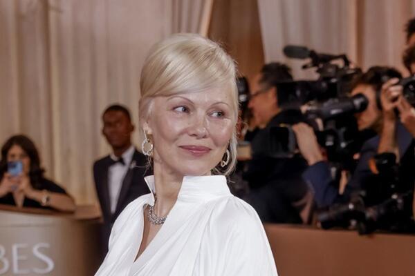 Povratak u stilu starog Holivuda: Pamela Anderson se vratila na staro u haljini koju ćete morati više puta da pogledate