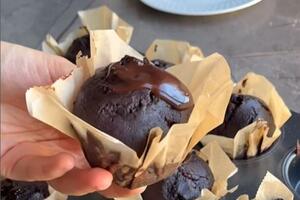 Lava mafini sa kremastim čokoladnim filom i višnjama: Najlepši kolač koji se topi pod nepcima i mamac je za lajkove