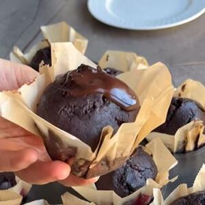 Lava mafini sa kremastim čokoladnim filom i višnjama: Najlepši kolač koji se topi pod nepcima i mamac je za lajkove