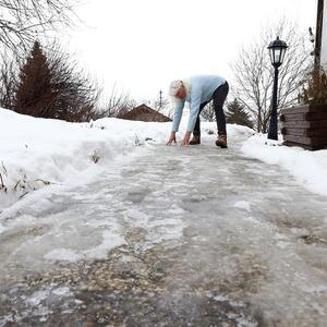 Kako da vam stepenice, betonske i zemljane staze oko kuće ne zalede? Uz nekoliko smernica ostaće suve i bez trunke leda