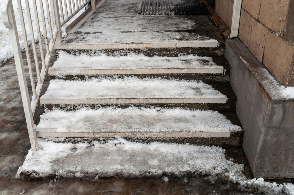 LED NA STEPENICAMA JE VEOMA OPASAN