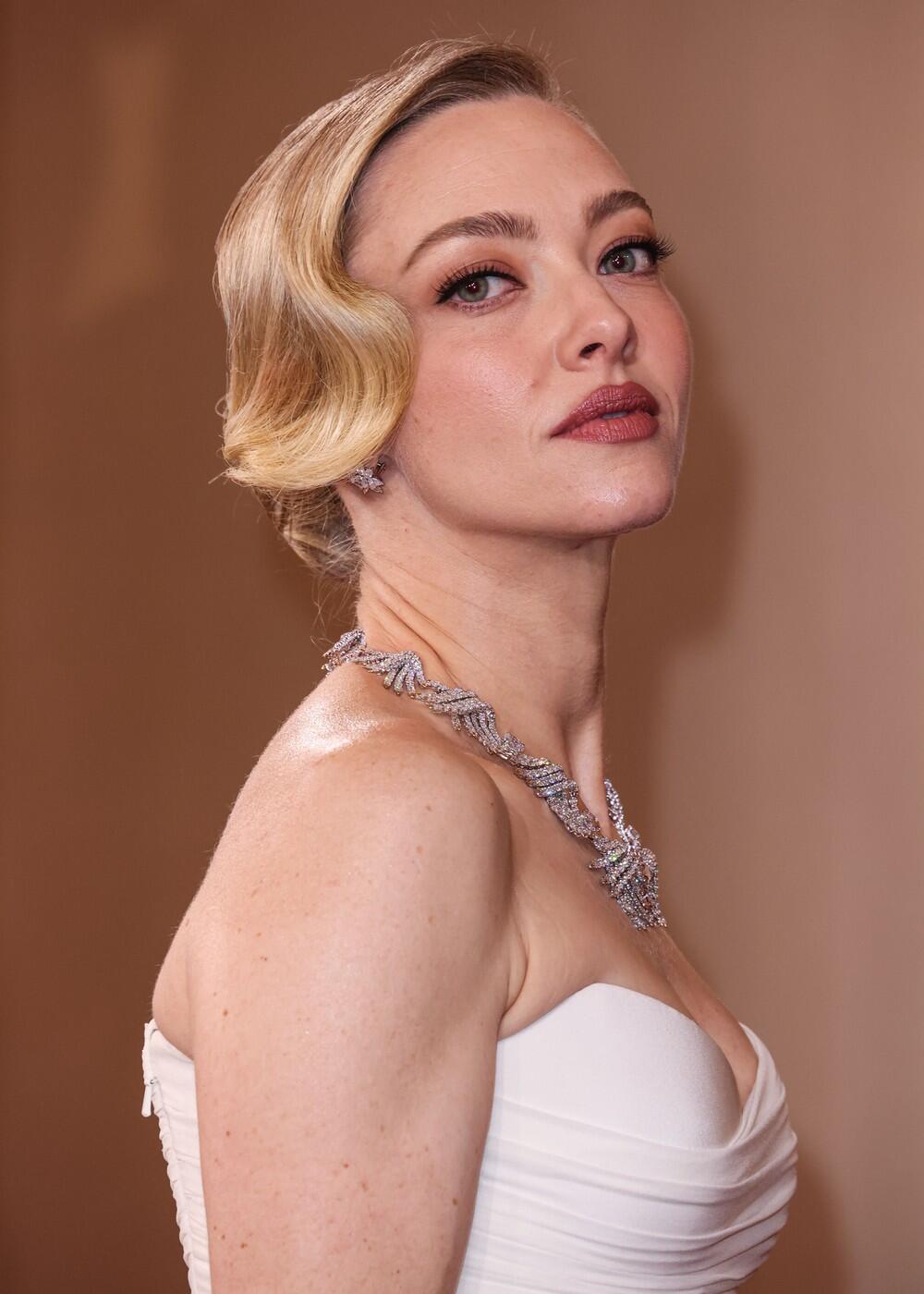 Amanda Sejfrid ima nešto dužu kosu, ali ju je za dodelu Zlatnih globusa oblikovala tako da ukosnice kriju duže krajeve i izgleda kao da ima bob!