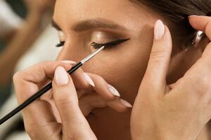 Licu starijem od 40 godina daju sasvim drugačiji izgled: 3 boje ajlajnera koje treba da koristite umesto crne