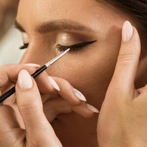 Licu starijem od 40 godina daju sasvim drugačiji izgled: 3 boje ajlajnera koje treba da koristite umesto crne