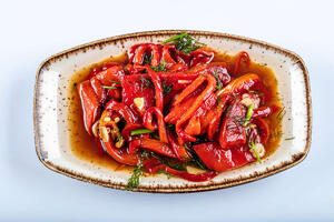 Gotova je za manje od 10 minuta, a odlično se slaže uz pečenje: Kremasta salata od pečenih paprika idealna je za slavu