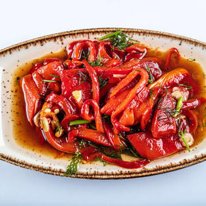 Gotova je za manje od 10 minuta, a odlično se slaže uz pečenje: Kremasta salata od pečenih paprika idealna je za slavu