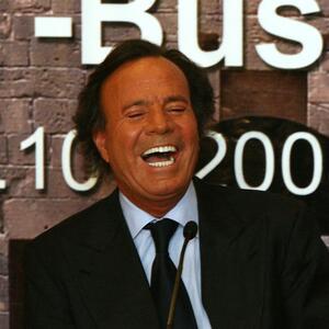 "Iskorišćavao me je, osećala sam se kao rob": Hulio Iglesijas optužen za sekusalno zlostavljanje žena u svojoj vili