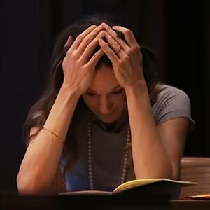 Zbog optužbi je ponavljala samo: "Ovo je ludo..." Slavna glumica pred kamerama saznala da potiče od "veštice" iz Salema