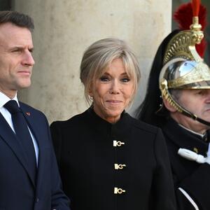 Možda već imate sličnu, a ove godine je hit: Brižit Makron ponela "bakinu suknju" zbog koje ćete i vi prevrnuti ormar