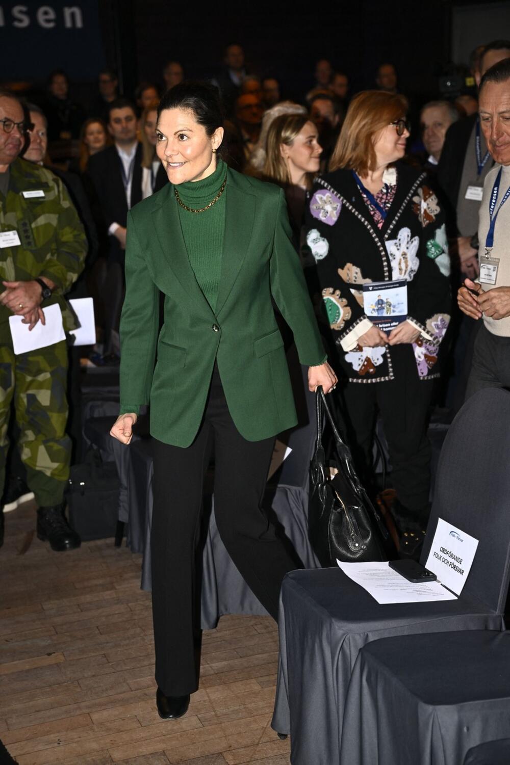 Princeza Viktorija od Švedske u zeleno-crnoj odevnoj kombinaciji