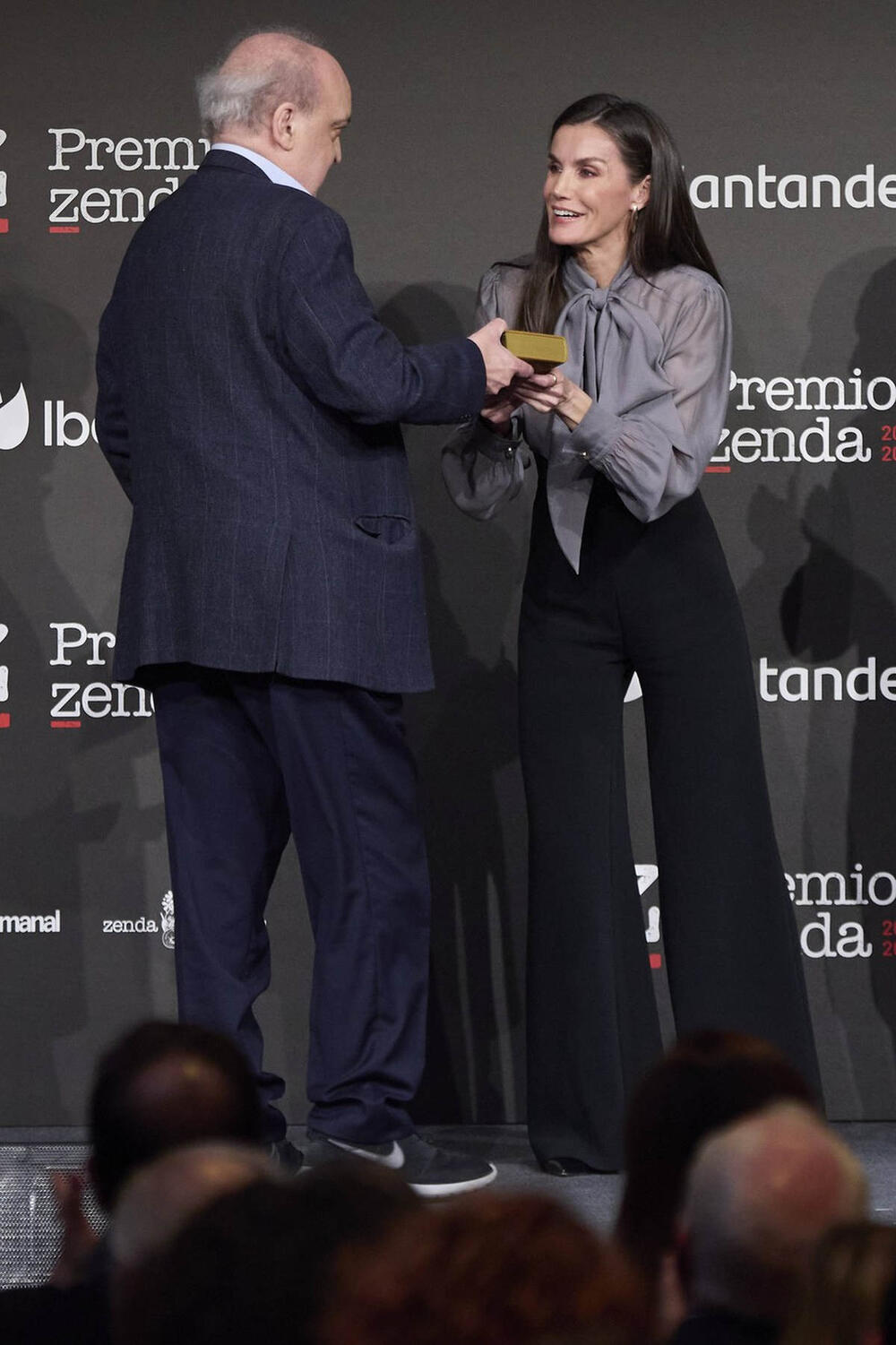 Pantalone španske kraljice Leticija su idealne za vizuelno produžavanje nogu