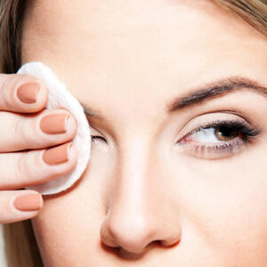 Kako se pravilno skida maskara, korak po korak? Detaljan vodič pomoću kojeg će vam lice uvek biti čisto i negovano