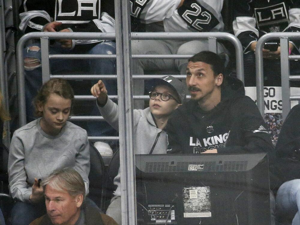 Zlatan Ibrahimović sa decom na hokejaškoj utakmici u Americi 2017. godine