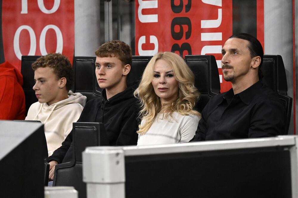 Zlatan Ibrahimović sa sinovima i vanbračnom suprugom na utakmici Milana 2023. godine