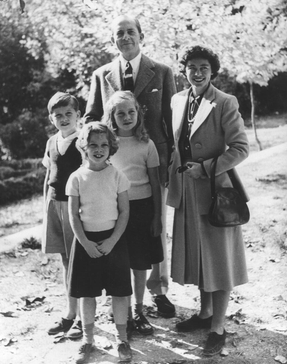 Kralj Pavle i kraljica Frederika s princezama Irenom i Sofijom i sinom princem Konstantinom, kasnije kraljem