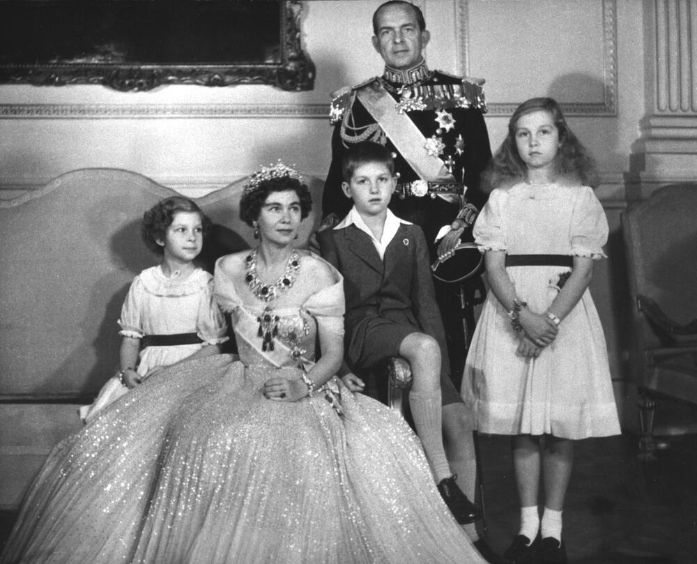 Kralj Pavle i kraljica Frederika s princezama Irenom i Sofijom i sinom princem Konstantinom, kasnije kraljem