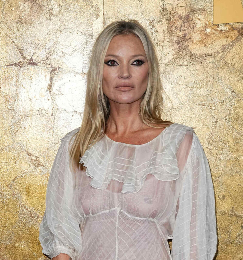 Za negovanu kožu, Kejt Mos potapa lice u ledenu vodu i stavlja kriške krastavaca na lice