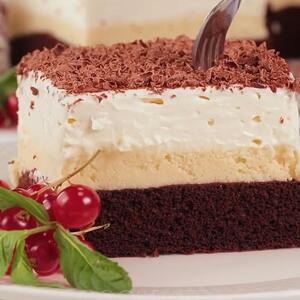 Najkremastija torta pravi se iznenađujuće brzo & lako: Ima najsočniju koru i 2 neodoljiva fila i uspeva svaki put