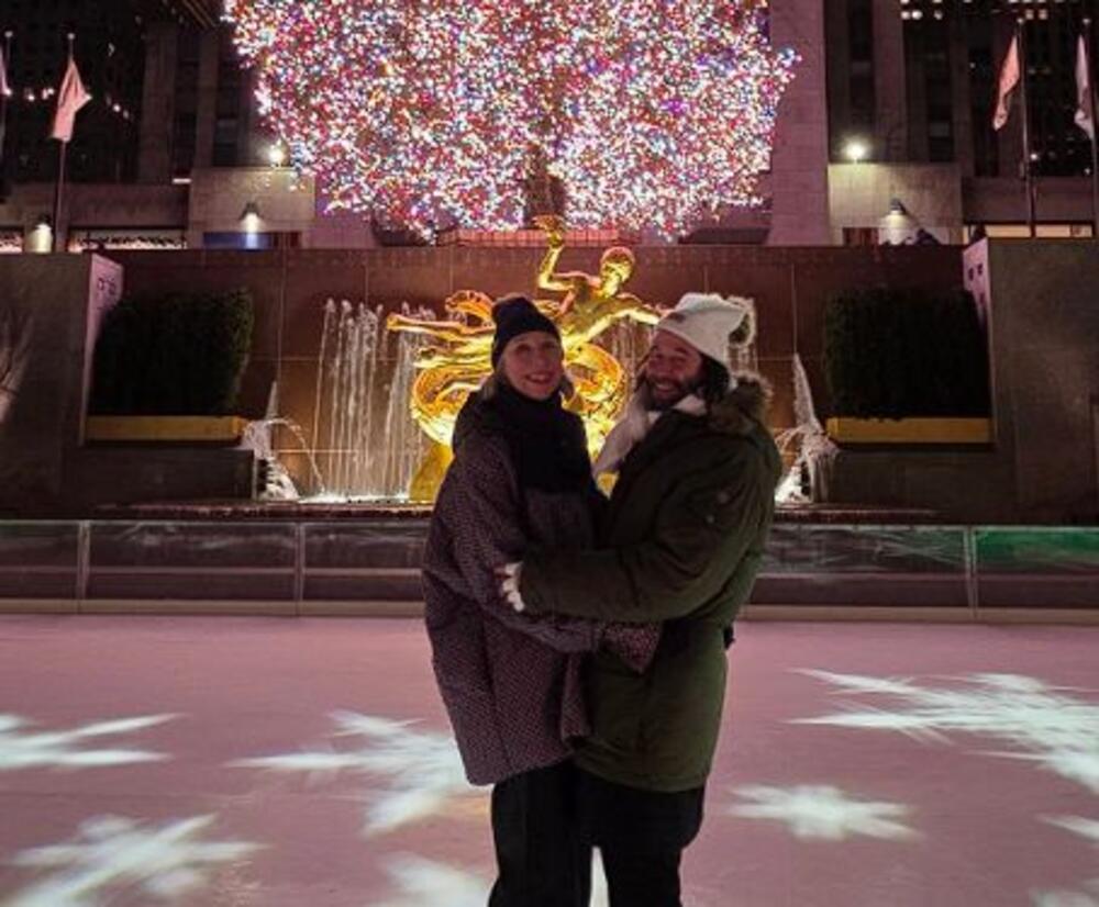 Aleksandra Grant i Kijanu Rivs na romantičnom klizanju