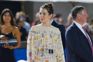 Kod kuće se kriju, ali u Gradu ljubavi... Više nema sumnje &ndash; ovaj poznati muškarac je dečko unuke Grejs Keli