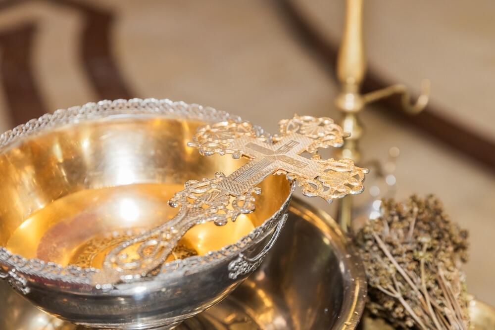 BOGOJAVLJENSKA VODA SE PRESPE U NOVU DELOM, A OSTALIM SE ZALIVA CVEĆE 