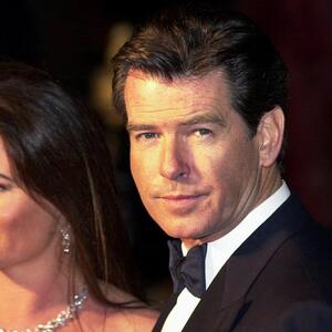 Zovu je "podsetnikom da se izbegava brak": Onima kojima (opet) smeta izgled žene Pirsa Brosnana stiže najbolji odgovor