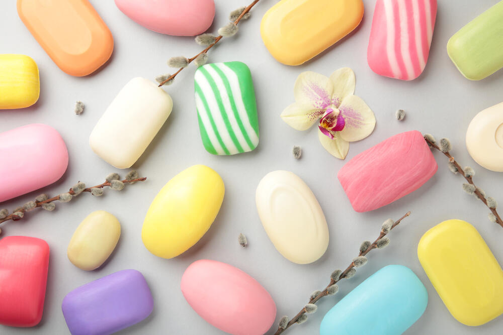 Običan, čvrst sapun ima širu primenu u domaćinstvu i nezi nego što je poznato