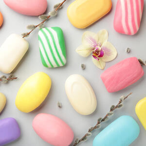 Za domaći piling, skidanje fleka, ukočen rajsferšlus... 15 neočekivanih načina da iskoristite najjeftiniji čvrsti sapun