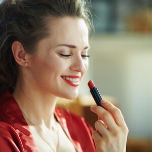 5 karmina koji čine da tanke usne deluju punije: Odaberite pravi i postići ćete moćnu iluzija koja potpuno menja izgled