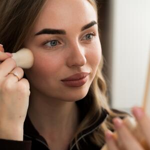 Kako da se puder ne skine do podneva? Trikovi zbog kojih šminka izgleda sveže ceo dan prilično su jednostavni
