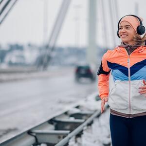 Šta obući za trčanje po hladnom vremenu? 5 jednostavnih koraka za tople noge, telo i stopala