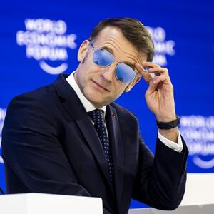 Zašto Emanuel Makron nosi naočare za sunce u zatvorenom? Otkriveno šta stoji iza neobičnog izgleda predsednika Francuske