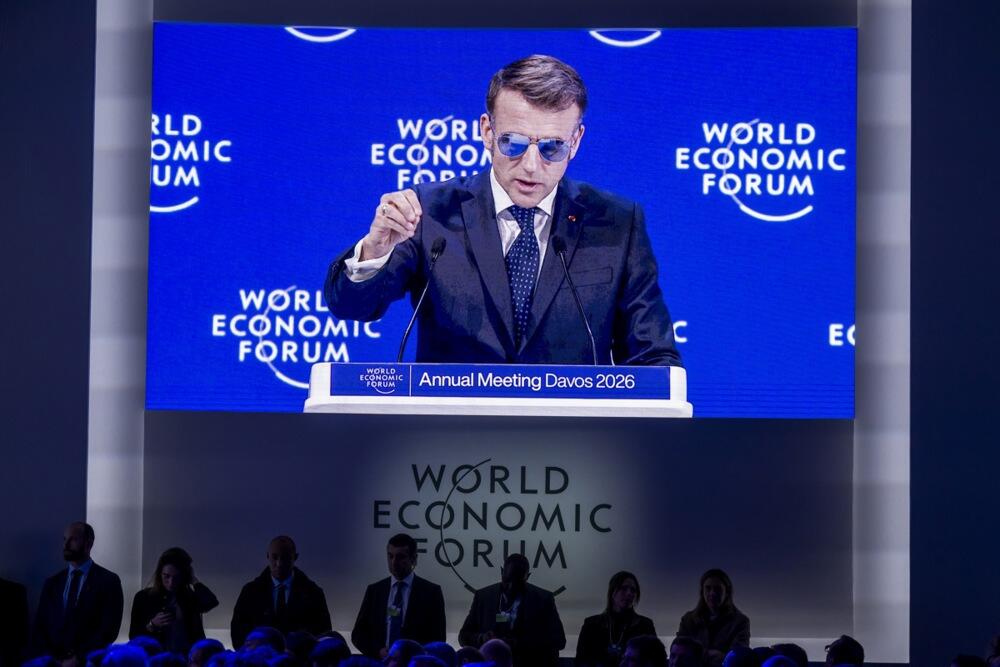 Emanuel Makron s naočarima za sunce u Davosu