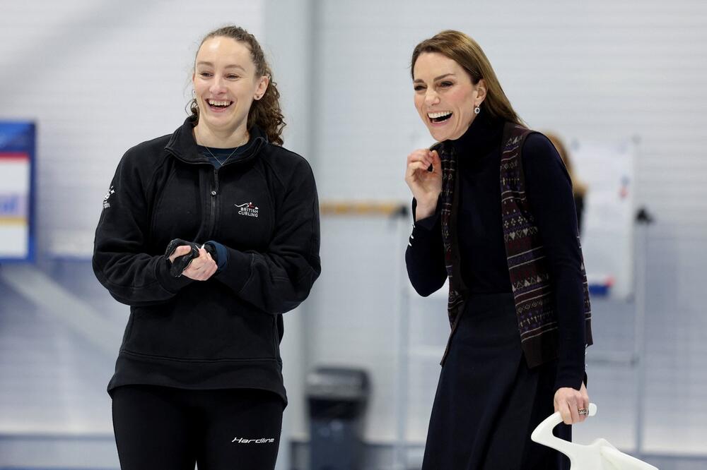 Kejt Midlton se u karlingu oprobala u udobnom kompletu od pletiva i starinskom, vunenom prsluku s prugama i srcima