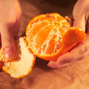 Svi to rade, ali je potpuno pogrešno: Evo zašto ne bi trebalo da ljuštite pomorandže rukama?