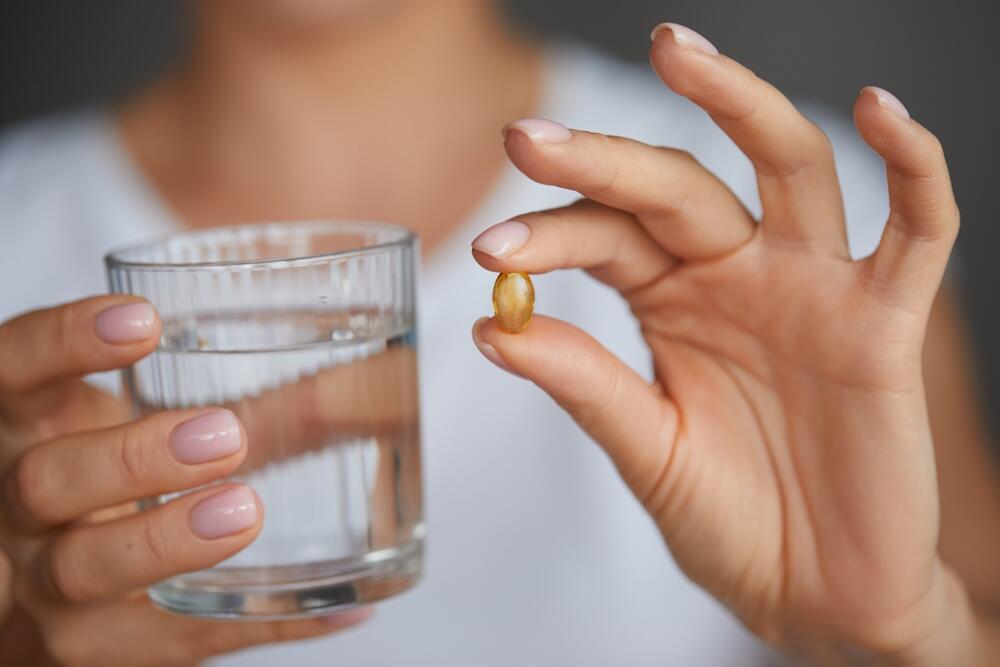 Vitamin D se u koži stvara nakon prodora UVB zraka, a dostupan je i u obliku suplemenata